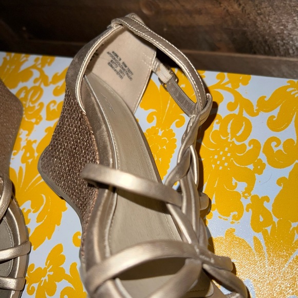 Gold metallic wedges with slip-proof soles - Picture 10 of 11
